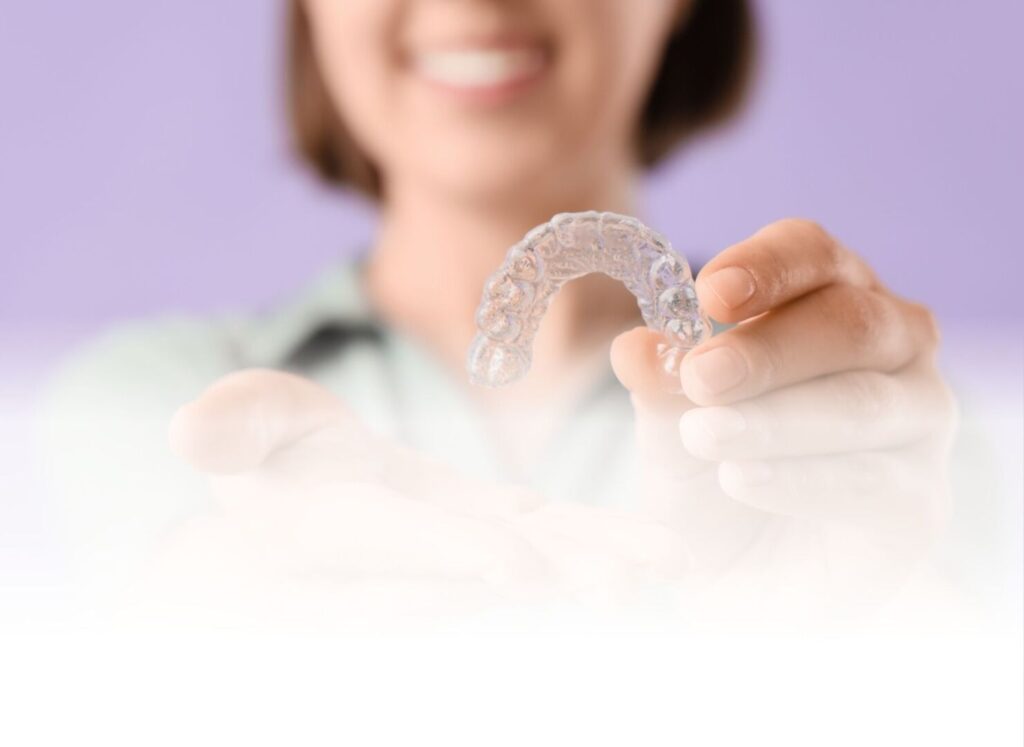 Mascherine trasparenti o apparecchio tradizionale